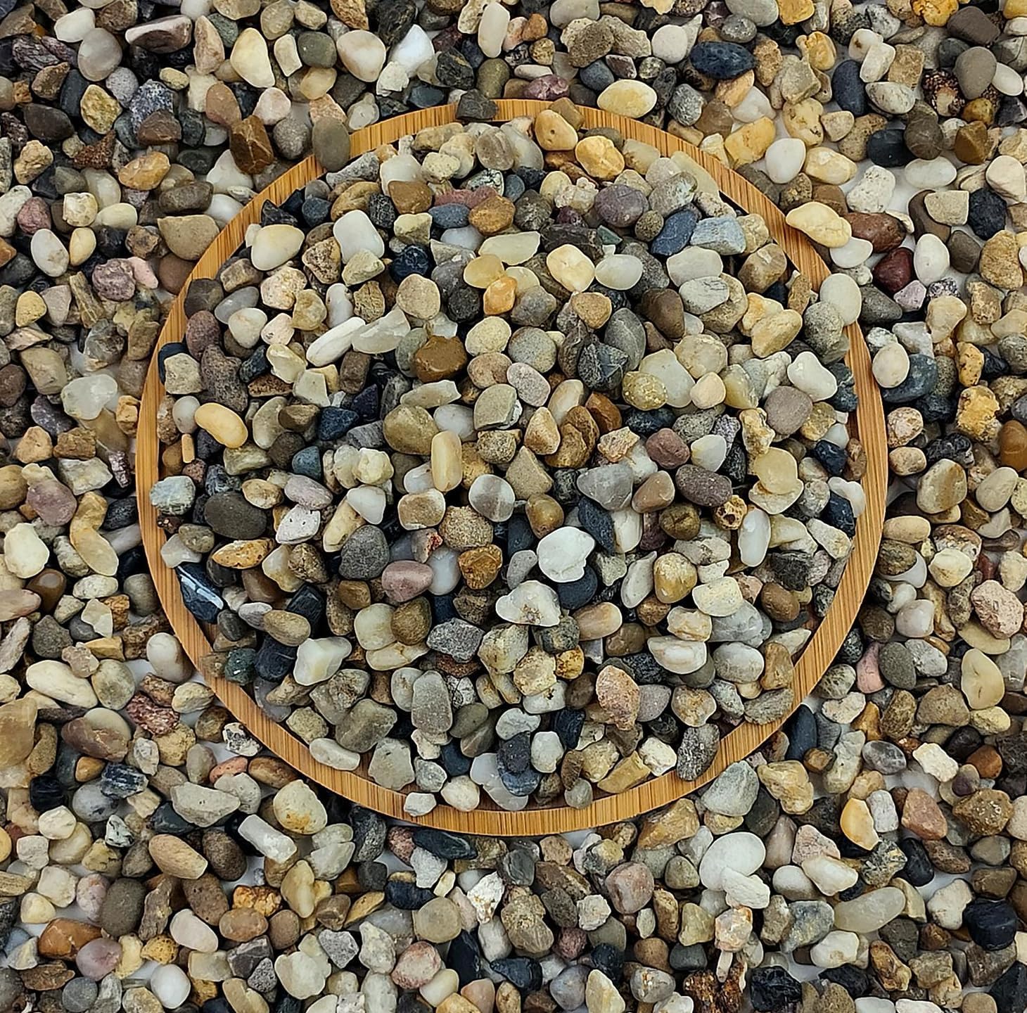 FANTIAN 40 lbs Aquarium Gravel. 1/4 Inch Fish Tank Pea Gravel | Gravel for Landscaping. Decorative River Rocks Stone for Freshwater Tanks. Outdoor Pond. Garden. Terrarium. Drainage