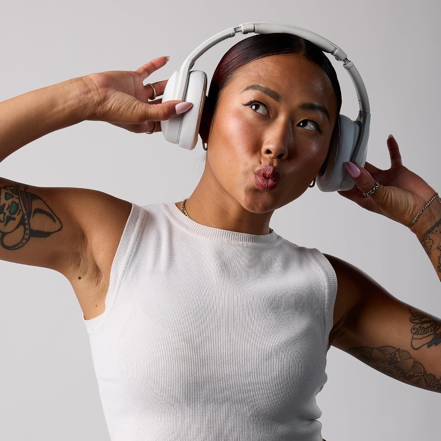 Skullcandy Crusher Evo Wireless Multi-Sensory Bass Headphones - Bone | Bluetooth. Noise Isolating Over-Ear Fit. 40 Hours Battery. Microphone. Working Out. Gym. Travel. Studying. Music